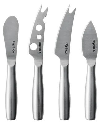 Imagen del producto de Set de cuchillos para queso BOSKA Mini Copenhague: consta de cuatro cuchillos para queso, fabricados en acero inoxidable con detalles plateados. Dimensiones: 145 x 20 x 9 mm