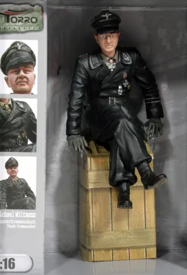 Produktbild von Torro 1/16 Figur Hauptmann Michael Wittmann sitzend, Actionfigur zum Sammeln, 200 g