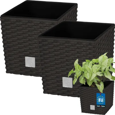Two dark gray rattan-style planters are shown, with one smaller planter containing a green plant in the foreground. A small EU certification tag is visible on the smaller planter.