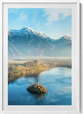 Produktbild von Gebäude an einem See in den Bergen– Wandbild mit Rahmen – Gerahmtes Bild  – Wanddekoration – 70x100 cm –  Weiß Rahmen