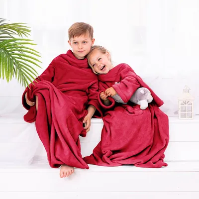 Productafbeelding van Knuffeldekentje voor kinderen, 90x105 cm, 100% polyester (microvezel), met mouwen, rood