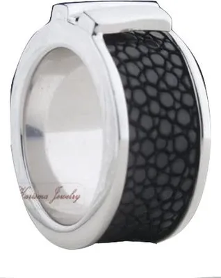 Immagine prodotto di Anello Karisma donna in argento 925 rodiato con pelle di pesce nera - ESR100118-001
