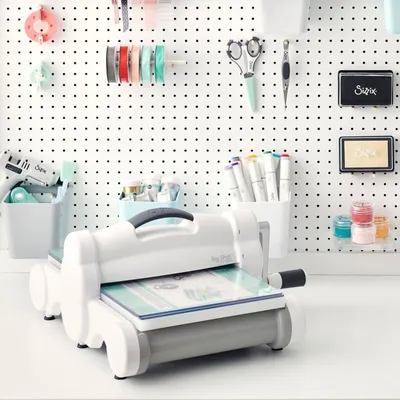 Immagine prodotto di Punzonatrice e goffratrice Sizzix Big Shot Plus (DIN A4) (bianco e grigio) di Ellison