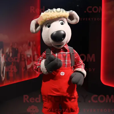 Produktbild von Maskottchen REDBROKOLY eines roten Schafs bekleidet mit einem Hemd mit Knopfleiste und Fäustlingen