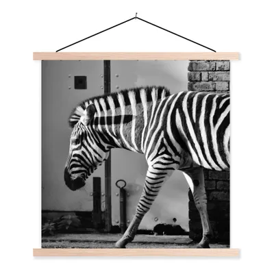 Produktbild von MuchoWow® Textilposter Zebra - Wand - Tür - Tiere - Schwarz und weiß 60x60 cm mit holzfarbenen Rahmen - Wanddekoration