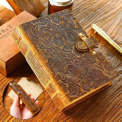 Productafbeelding van Solidchoice - Handgemaakt Leren Notitieboek met Penhouder - Vintage Embossed 400 Pagina's