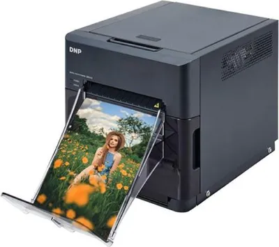 Produktbild von DNP Photo Imaging DP-QW410, Farbstoffsublimation, 300 x 300 DPI, 4" x 6" (10x15 cm), Schwarz