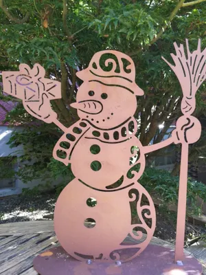Produktbild von Edelrost Schneemann mit Geschenk