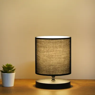 Produktbild von Opviq, Hochwertige Tischlampe, Stoffkörper, Schwarz, 15 x 15 x 22 cm | Höhe mit Kabel: 100 cm | E14 Fassung, max. 40 W | Elegantes Design für modernes Wohnen.