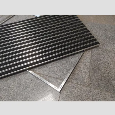 Produktbild von Eingangsmatte mit Rips | 100 x 50cm | Höhe: 12 mm | Farbe: anthrazit | ALU Rahmen