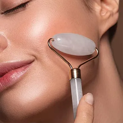 Produktbild von Gesichtsroller aus Rosenquarz, doppelseitiger Massage-Roller für Gesicht und Hals, kühlendes Beauty-Tool für die tägliche Hautpflege