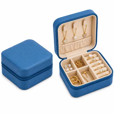 Produktbild von Schmuckkästchen Reise aus Kunstleder – Schmuckbox mit Samt-Innenfutter, Schmuck Organizer für Ringe, Ohrringe, Halsketten & Armbänder-(Blau), KI-generiertes Bild