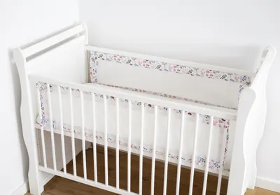 Produktbild von BLUMEN ROSA Atmungsaktiv 2 TLG. Netzstoff BETTUMRANDUNG Babybett Umrandung Neugeborene Baby Sprossen Bett Schutz für 120x60 cm Babybett 110x30cm