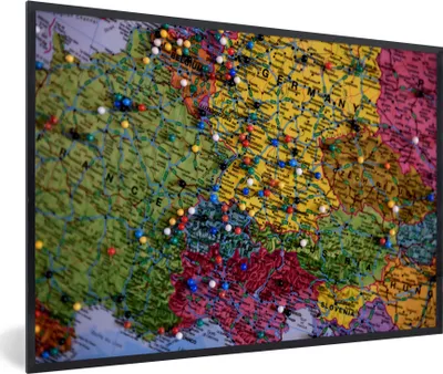 Produktbild von MuchoWow® MuchoWow® Gerahmtes Poster Karte - Europa - Pin 60x40 cm - Poster mit zchwarzem Bilderrahmen - Printing - Wanddeko Schlafzimmer