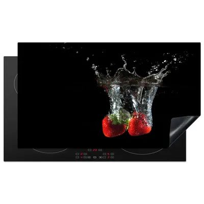 Produktbild von KitchenYeah© Herdabdeckplatte Erdbeeren - Obst - Wasser - Schwarz - Rot , 91x52cm, Küche Deko, Glaskeramikkochfeld Herdabdeckung, Abdeckplatte fùr Kochfeld