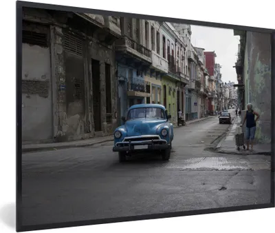 Produktbild von MuchoWow® Gerahmtes Poster Ein Blick auf die Straße mit einem kubanischen Oldtimer 60x40 cm - Poster mit Schwarzem Bilderrahmen Wandposter Rahmen Foto Bilder - Printing - Wanddeko Schlafzimmer