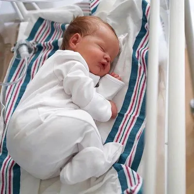 Zdjęcie produktu dla Lalka typu reborn o wysokości 48 cm, ręcznie malowana, z trójwymiarową skórą, przedstawiająca śpiącą postać, z wielowarstwowymi napisami i widocznymi żyłami