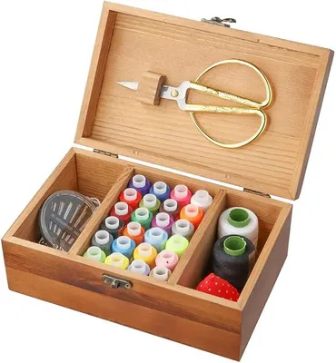 Imagen del producto de Kit de costura con caja de madera de estilo retro, juego completo para coser y reparar a mano en casa. Incluye accesorios de madera para coser, como hilo, agujas, tijeras, botones y cinta métrica. Ideal para adultos, jóvenes y principiantes