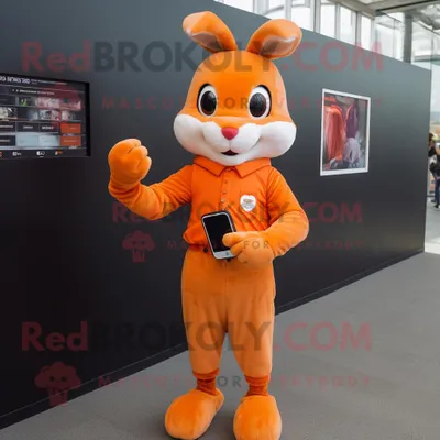 Produktbild von Oranger REDBROKOLY Hase Maskottchen Kostüm charakter bekleidet mit einem Etuikleid und Smartwatches