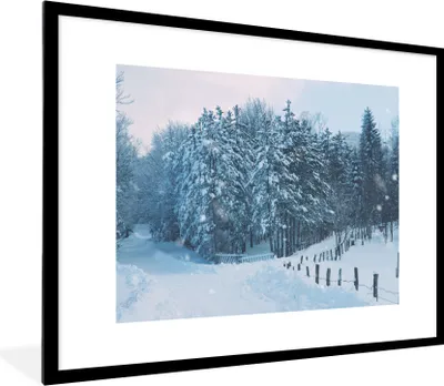 Produktbild von MuchoWow® Gerahmtes Poster Wald - Schnee - Winter 80x60 cm - Poster mit Schwarzem Bilderrahmen Wandposter Rahmen Foto Bilder - Schlafzimmer-Dekorationen - Fotoposter
