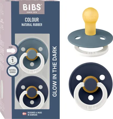 Produktbild von BIBS Colour Glow Schnuller 2er-Pack. BPA-frei. Leuchtet im Dunkeln. Kirschform Nippel. Naturkautschuk/Latex. Hergestellt in Dänemark. Größe 1 (0-6 Monate). Petrol Glow/Deep Space Glow Petrol Glow / Deep Space Glow Größe 1 (2er Pack)