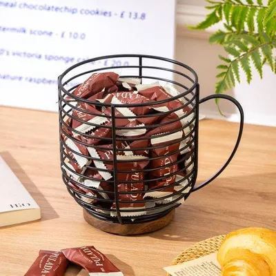 Immagine prodotto di Portabicchieri per fogli di lavoro – Porta capsule K-Cup per fogli di lavoro – Organizzatore per chicchi di caffè – Accessori per bar – Organizzatore nero in filo metallico di grande capacità con base in legno