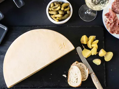 Produktbild von Schweizer Raclettekäse | RACLETTE SWISS | Halber Laib (rund) | 2,40 kg