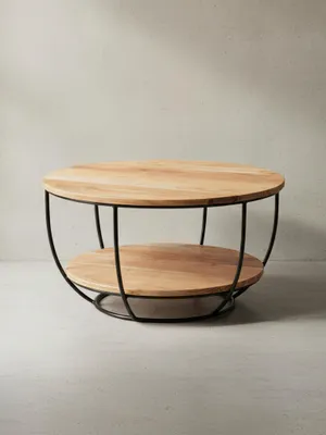 Gesamtansicht des runden Industrial-Couchtisches, der die klare Designsprache mit zwei Ebenen aus Akazienholz und einem Metallkorb-Gestell präsentiert._#sku_BARWL5.957#