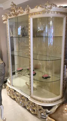 Produktbild von Casa Padrino Luxus Barock Vitrine Weiß / Silber / Gold 170 x 50 x H. 215 cm - Prunkvoller Vitrinenschrank mit 2 Glastüren und 3 Glasregalen - Barock Möbel