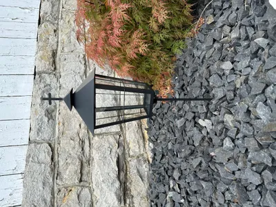 Produktbild von eberin · Grab Laterne Baculus mit Dachkreuz · Grablaterne-Metall · stabile Stablampe · Kreuz Grablicht mit langem Stab Schwarz-Matt · Glaszylinder
