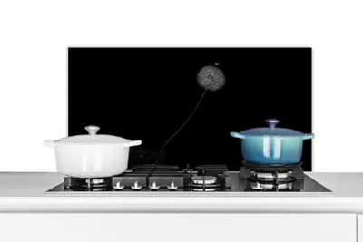 Produktbild von KitchenYeah®  Spritzschutz Küche - Küchenrückwand - Wandschutz für Herd und Spüle - Blumen - Löwenzahn - Samen - Schwarz - Weiß 80x40 - Alu-Dibond (Alternative zum Spritzschutz aus Glas) - Hitzebestän