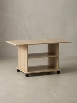Rechteckiger Couchtisch 95x51x54 cm in heller Sonoma Eiche Optik freigestellt. Der rollbare Sofatisch besticht durch sein geradliniges Design und praktische Ablagefächer._#sku_SAFWL5.739#