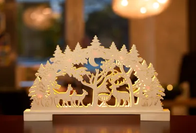Produktbild von LED Lichterbogen - Schwibbogen aus echtem Holz | mit 10 Led beleuchtet | warm-weiß | mit Timerfunktion | kabellos (Wald mit Futtekrippe)