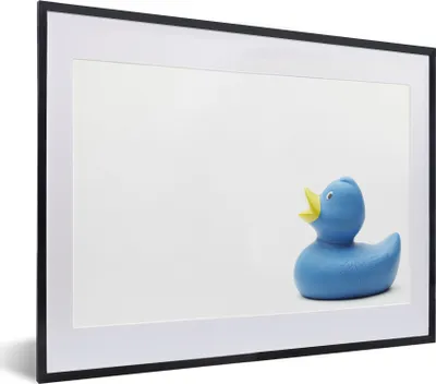 Produktbild von MuchoWow® MuchoWow® Gerahmtes Poster Gummi-Ente - Blau - Weiß 40x30 cm - Poster mit zchwarzem Bilderrahmen - Bilderrahmen - Poster im Rahmen