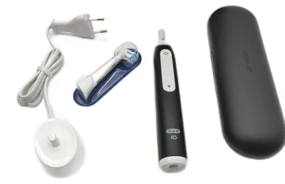 Obrázek produktu pro Elektrický zubní kartáček Oral-B iO Series 3 včetně náhradní hlavice, cestovního pouzdra a zubní pasty – černý