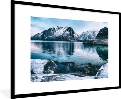 Produktbild von MuchoWow® Gerahmtes Poster Winter - See - Schnee 90x60 cm - Poster mit Schwarzem Bilderrahmen Wandposter Rahmen Foto Bilder - Wanddekoration - Fotos