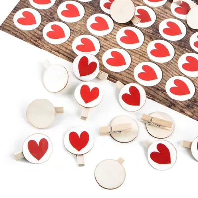 Produktbild von Logbuch-Verlag 70 Holzklammern + Herz Aufkleber rot weiß Gastgeschenk Give-Away Hochzeit Herzdeko