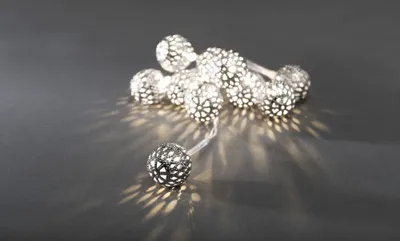 Produktbild von LED Dekolichterkette, kleine silberfarbene Metallbälle, 10 warm weiße Dioden, batteriebetrieben, Innen, transparentes Kabel, 3 x AA 1.5V (exkl.)