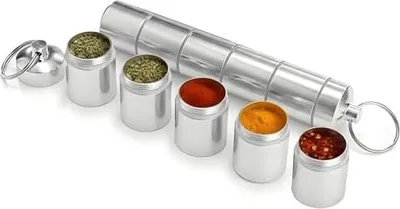 Produktbild von Gewürzstreuer Camping Set 5-in-1, Mini Gewürzdosen Wasserdichte und Leichte Aluminium Spice Jars, Tragbare Gewürzgläser für Outdoor Picknick, BBQ, Reise und Küche Kochen, Camping Gewürze Zubehör