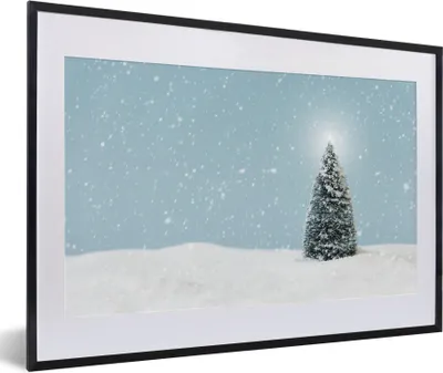 Produktbild von MuchoWow® Gerahmtes Poster Ein Weihnachtsbaum in einer verschneiten Landschaft und einem blauen Himmel 60x40 cm - Poster mit Schwarzem Bilderrahmen Wandposter Rahmen Foto Bilder - Schlafzimmer - Plakat in Rahmen - Drucken