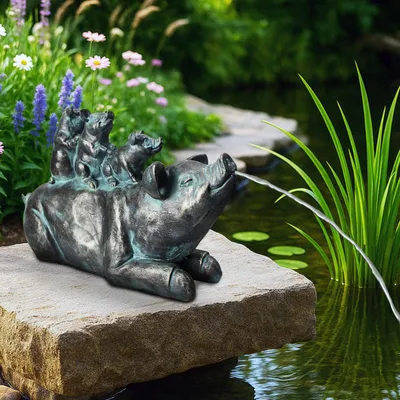 Produktbild von Familie Schwein Wasserspeier solarbetrieben – Teichfigur mit Solarpumpe & Wasserspiel – Gartendeko aus Polyresin in Bronze-Optik – 32 × 14 × 21 cm – Solarteichfigur für Gartenteich & Wasserlauf