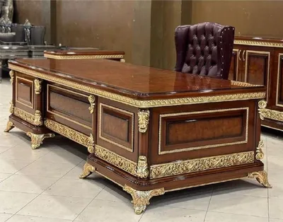 Produktbild von Casa Padrino Luxus Barock Büromöbel Set Bordeauxrot / Braun / Gold - 1 Barock Schreibtisch & 1 Barock Chesterfield Bürostuhl mit edlem Kunstleder - Prunkvolle Barock Büromöbel