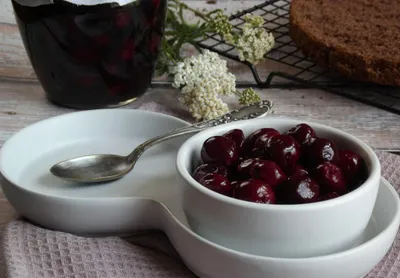 Zdjęcie produktu dla Wiśnie drylowane 680g Helcom