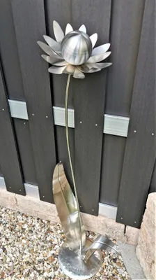 Produktbild von Skulptur Blume Palermo Edelstahl 120 cm mit Kugel in Edelstahl matt gebürstet mit Standfuß Edelstahl Dekoration Garten