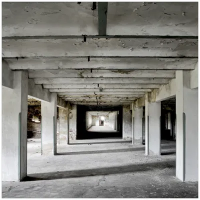 Produktbild von Wallario Magnet für Kühlschrank / Geschirrspüler, magnetisch haftende Folie - 60 x 60 cm, Motiv: Alte Industriehalle - einsame Lagerhalle einer Brauerei