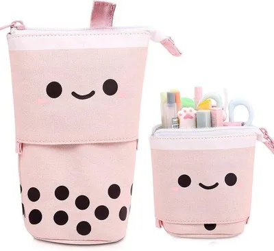 Imagen del producto de Bolsa de tela con letras rojas, diseñada para niñas y adolescentes, que ofrece espacio de almacenamiento y protección.