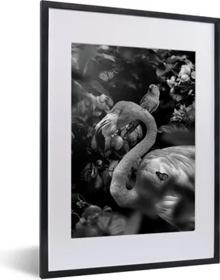 Produktbild von MuchoWow® Gerahmtes Poster Flamingo und ein Vogel im Dschungel - schwarz und weiß 30x40 cm - Poster mit Schwarzem Bilderrahmen Wandposter Rahmen Foto Bilder - Wandposter Schlafzimmer