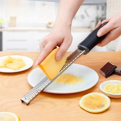 Obrázok produktu pre Univerzálny strúhadlo s nástavcami na citrón, syr, parmezán a ďalšie, s bezpečnostným krytom