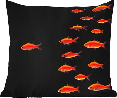 Produktbild von MuchoWow® Outdoor Kissen - Goldfisch - Tiere - Schwarz - 60x60 cm - Wetterfest - Lounge Kissen - Dekoration - Schlaf Kissen