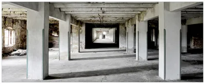 Produktbild von Wallario Premium Glasbild, freischwebende Optik, kräftige Farben, Größe 80 x 32 cm Motiv Alte Industriehalle - einsame Lagerhalle einer Brauerei